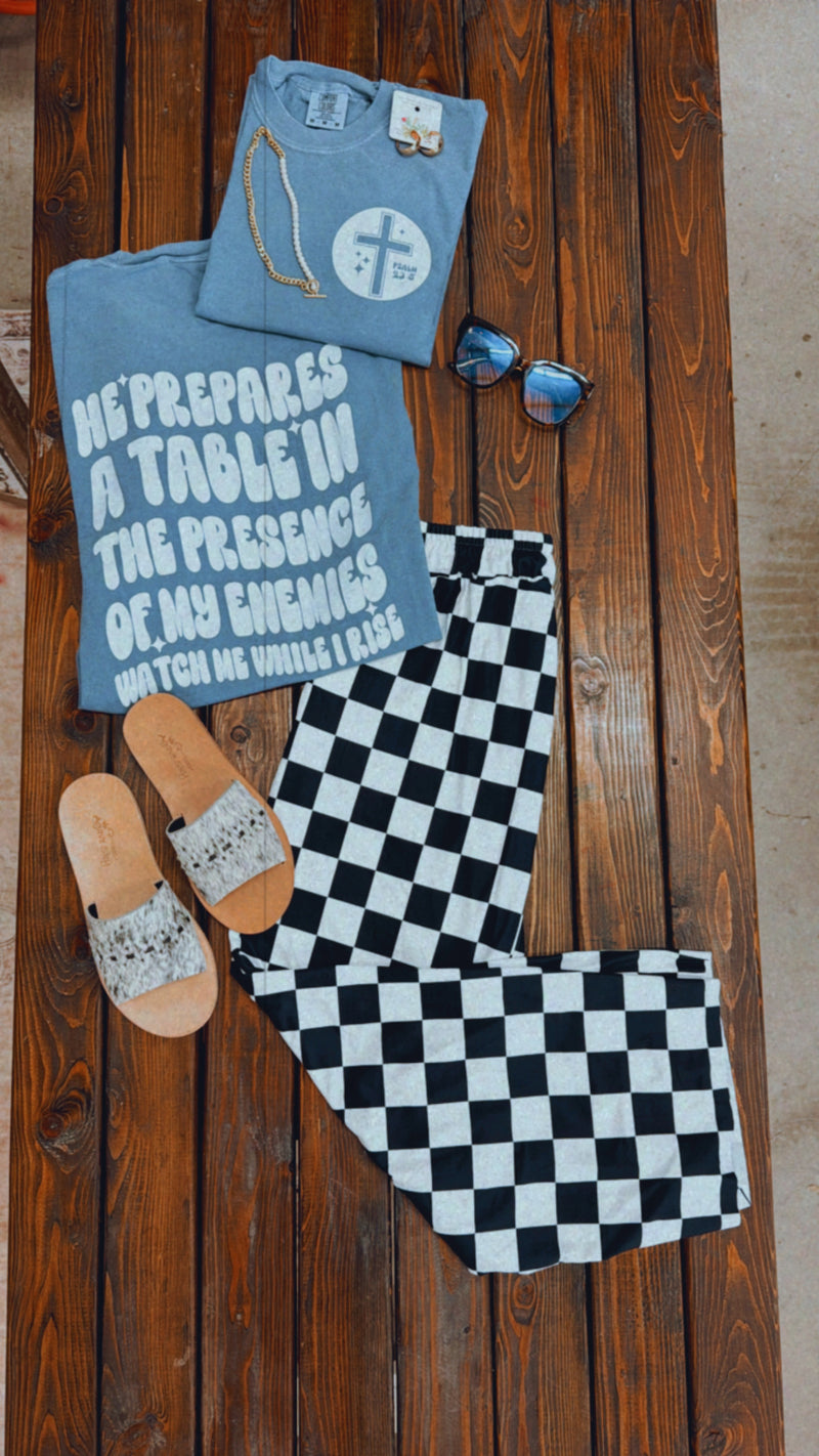 He prepares a table tee